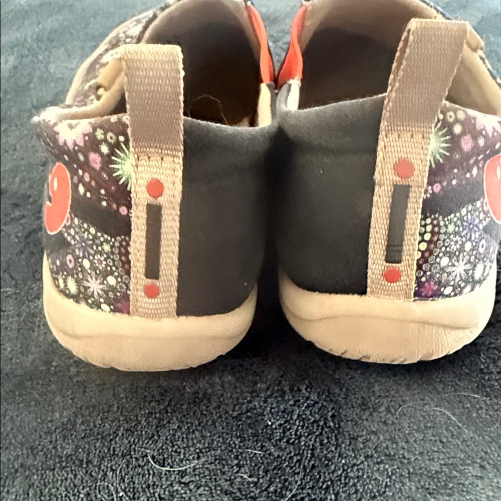 UIN Women's Black and Multicolor Slip-On Sneakers - Picture 7 of 9